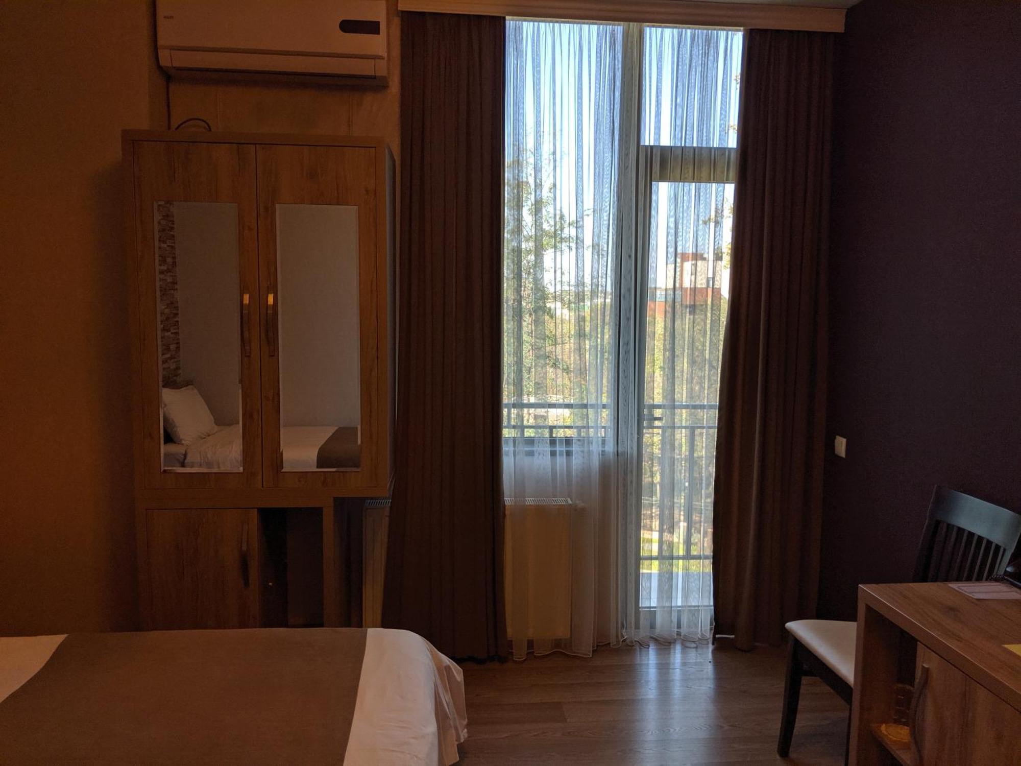 Continental Hotel Kutaisi Rum bild